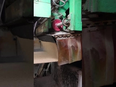 Gewijzigd asfalt waterdicht membraan met blootgesteld waterdicht materiaal op het gele zandoppervlak